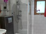 Bad mit bodenebener Dusche, WC und Waschbecken